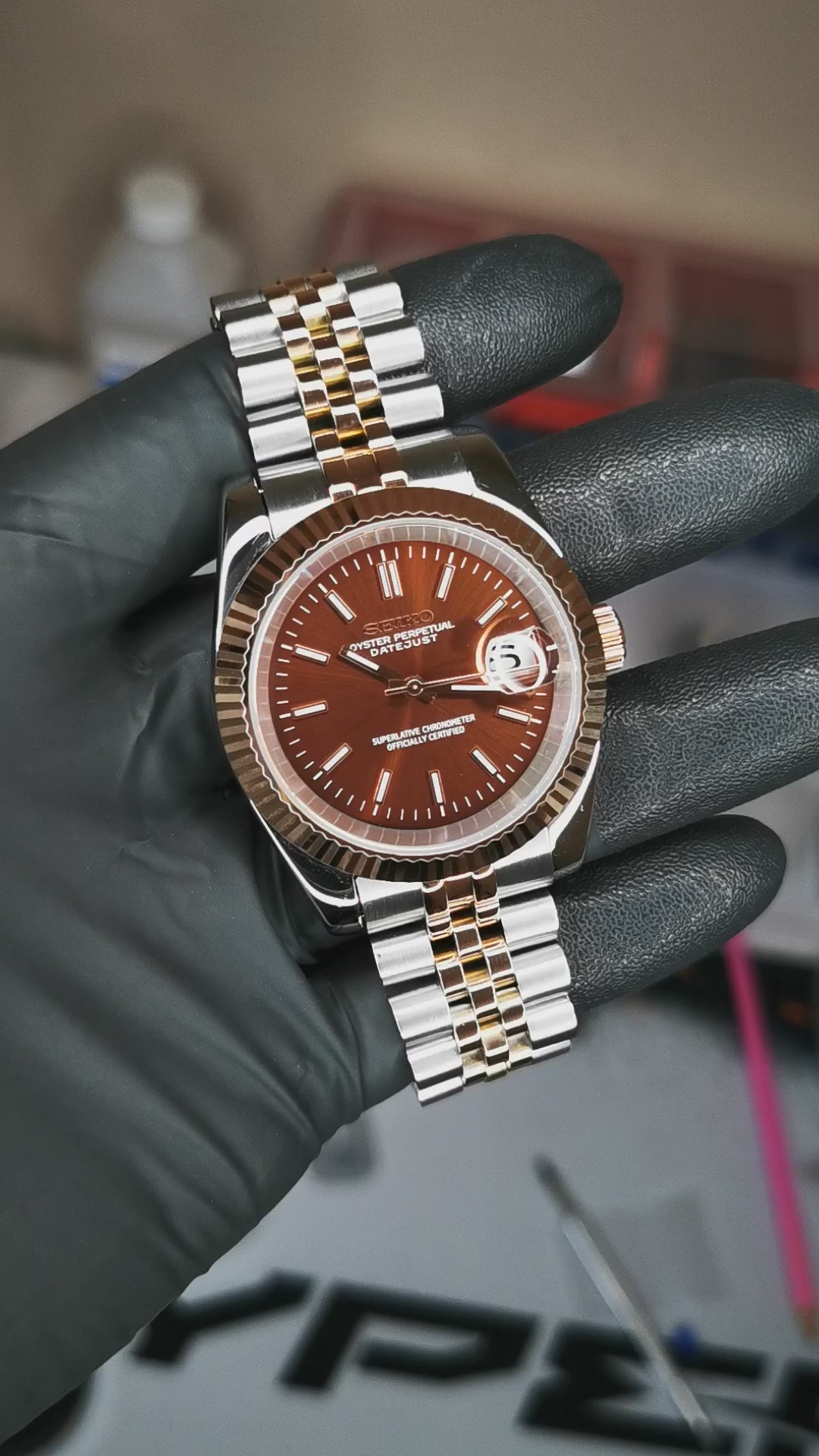 Montre seiko modifiee modele datejust avec un cadran couleur tabac, boitier en acier inoxydable poli et bracelet assorti, alliant elegance et personnalisation unique.