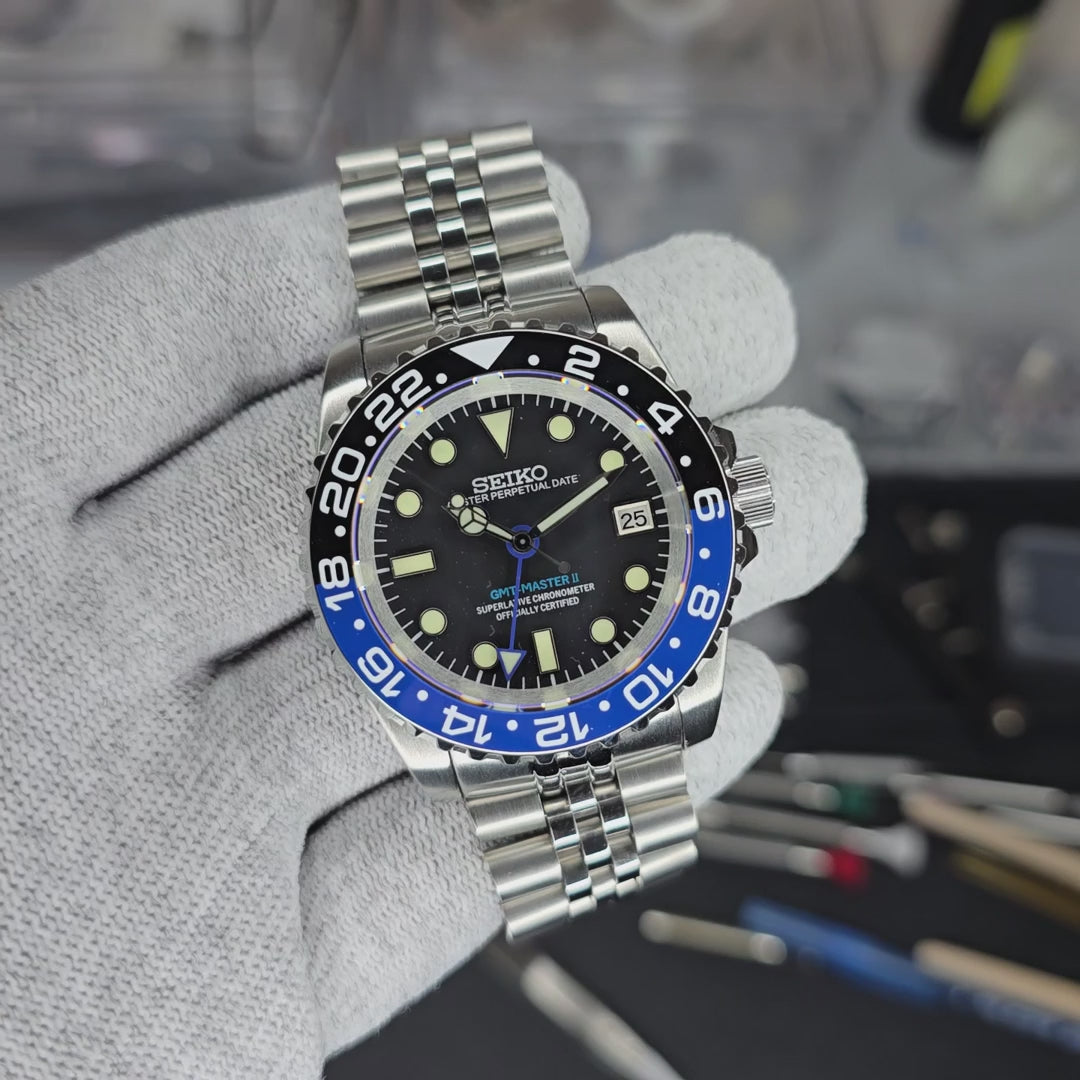 Montre Seiko modifiée GMT Master 41 Batman, lunette bicolore noire et bleue, mouvement automatique, design robuste et moderne.