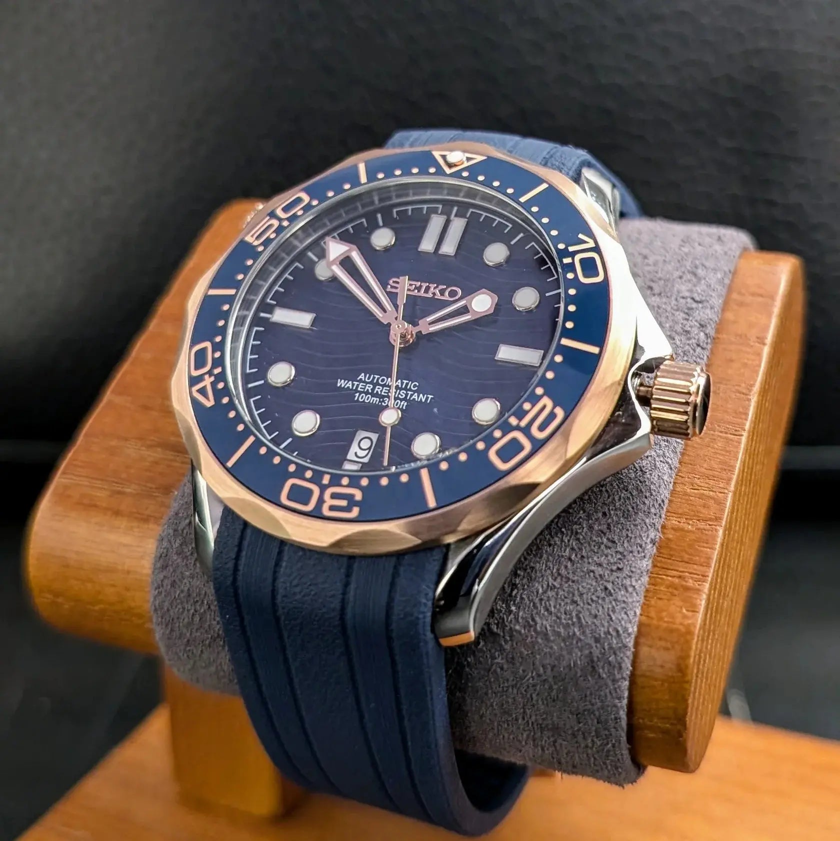 Montre Seiko modifiée style Seamaster 100m, étanche, mouvement automatique, design sportif et polyvalent.
