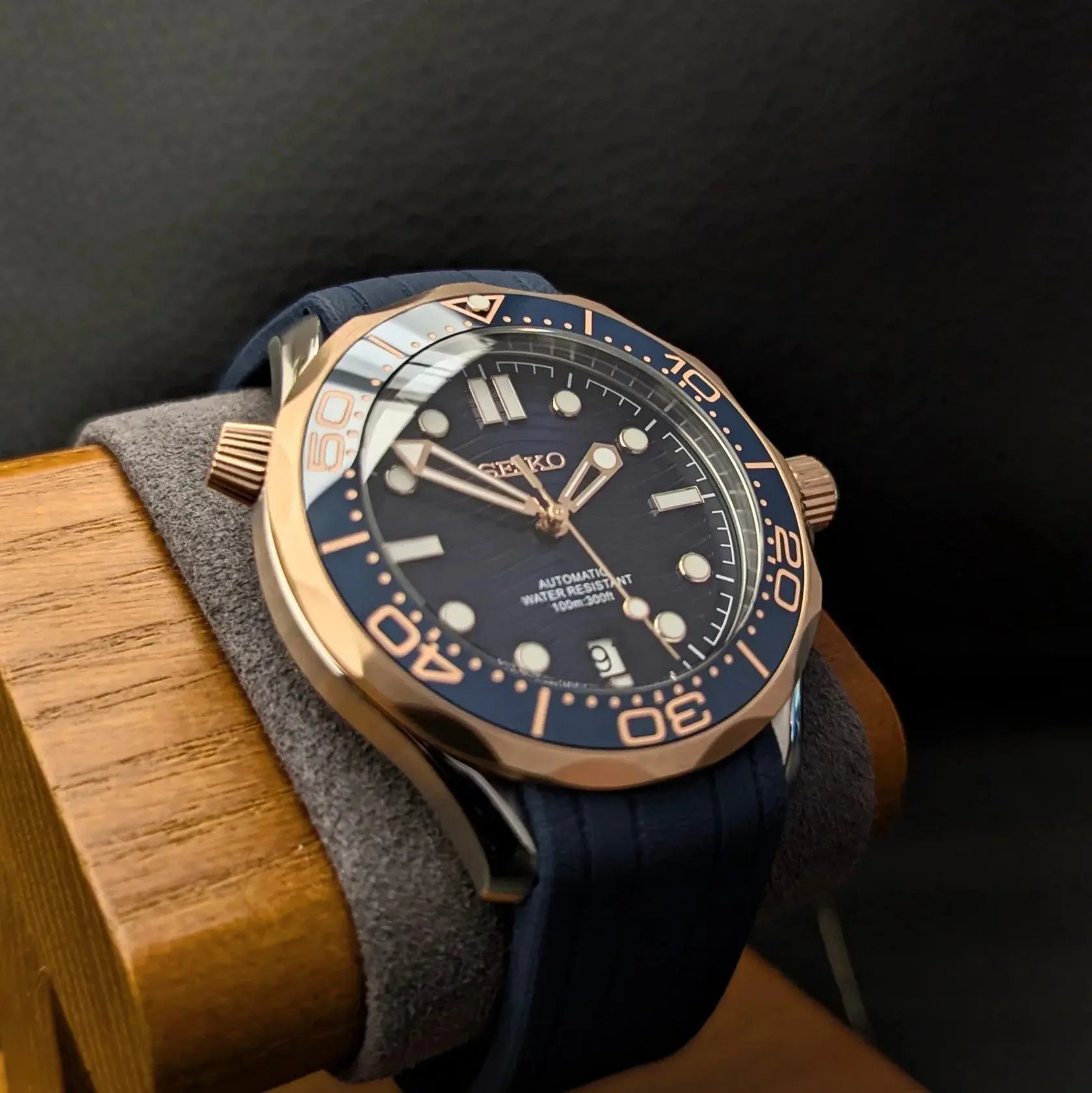 Montre Seiko modifiée style Seamaster 100m, étanche, mouvement automatique, design sportif et polyvalent.