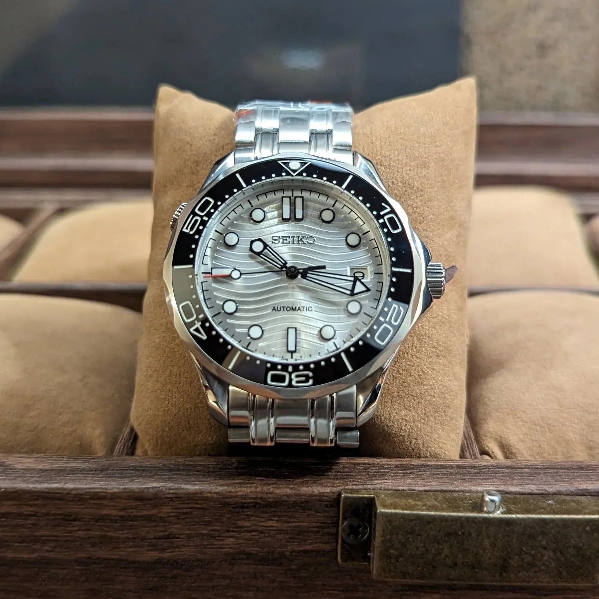 Montre Seiko modifiée Seamaster 300 hommage à James Bond, cadran blanc, mouvement automatique, design élégant et sportif