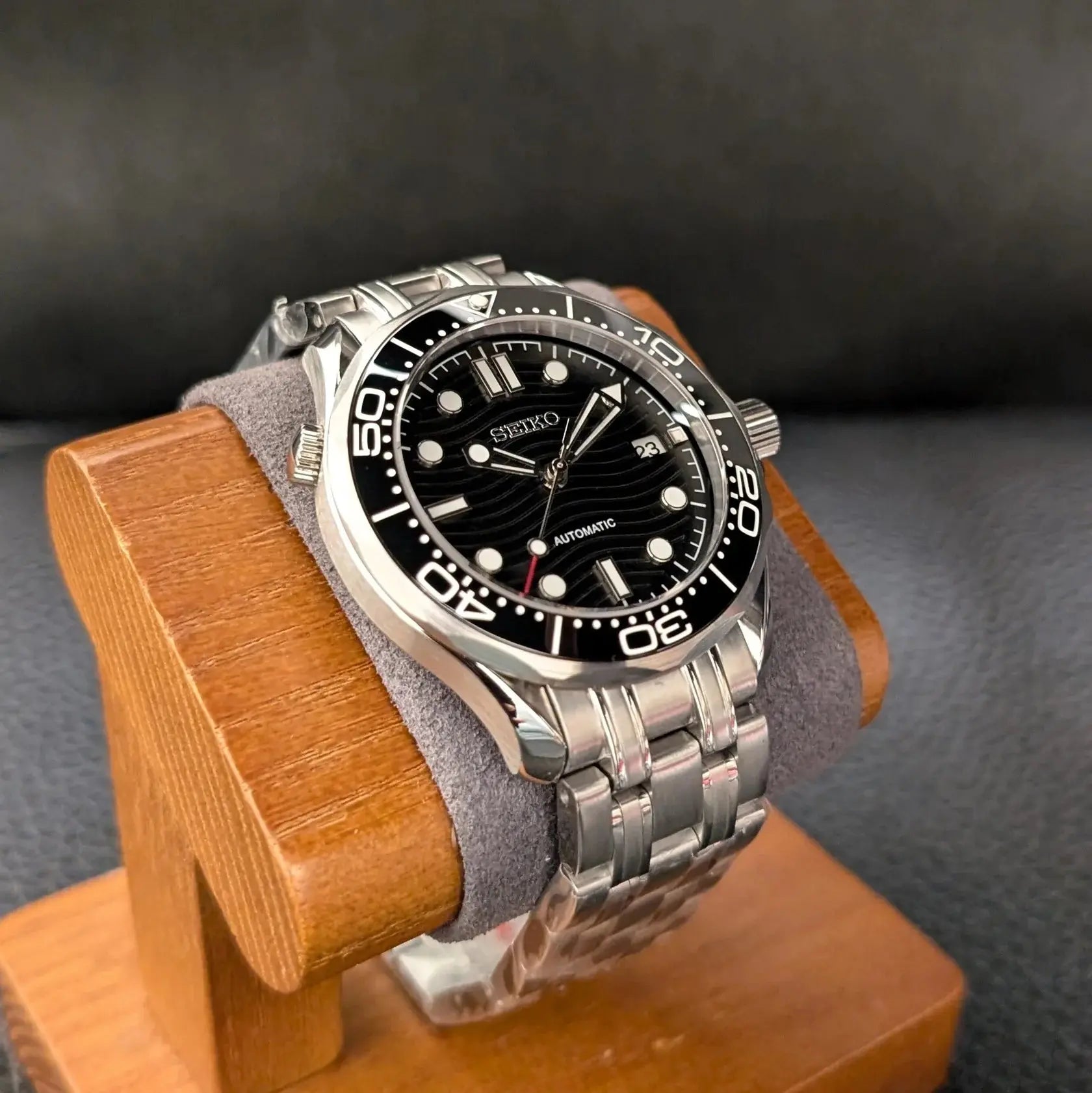 Montre Seiko modifiée Seamaster 300 hommage à James Bond, mouvement automatique, design raffiné et inspiré de l'agent 007.