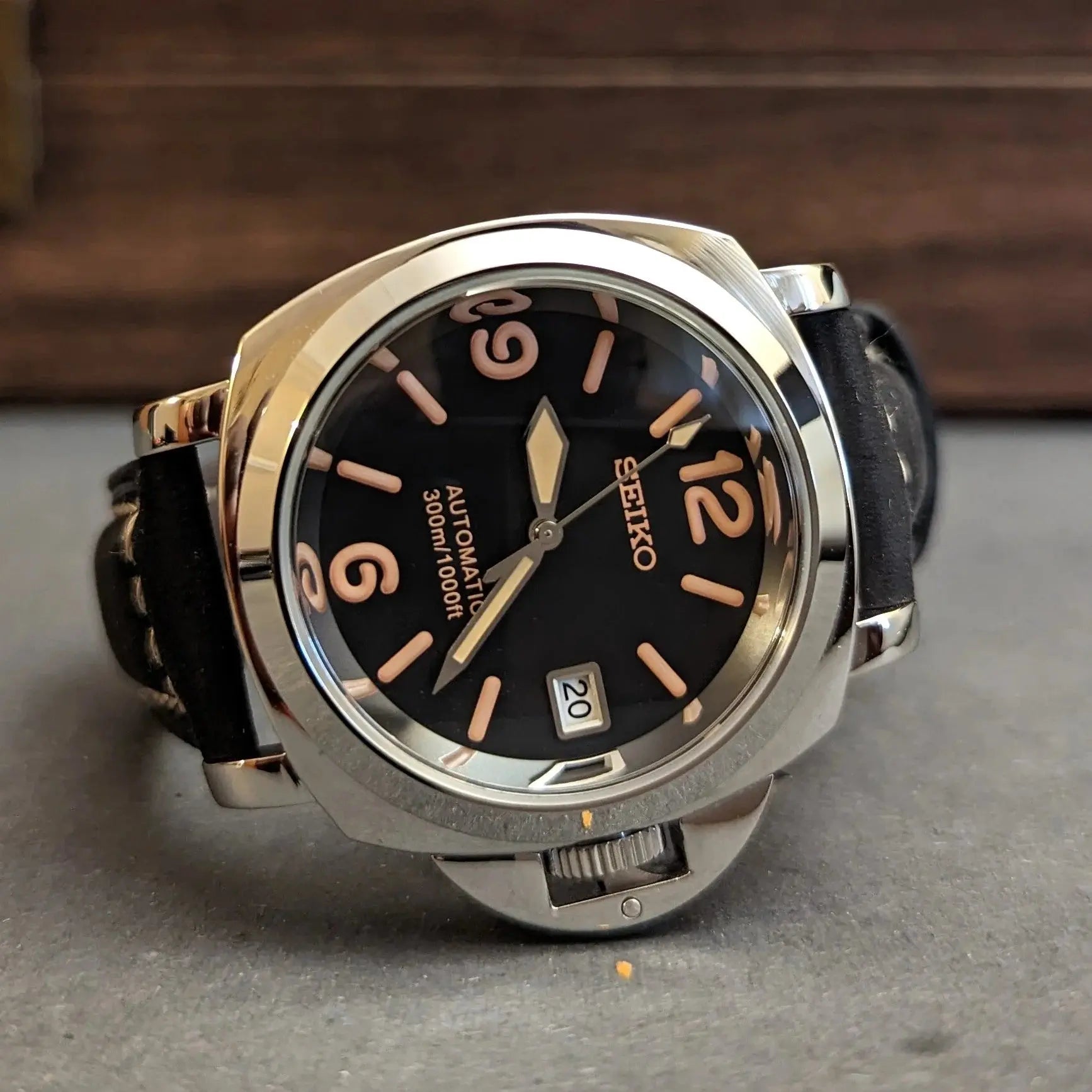 Montre Seiko modifiée style Panerai Classic Luminor, boîtier robuste, mouvement automatique, design intemporel et élégant, seiko mod,seiko modifications 
