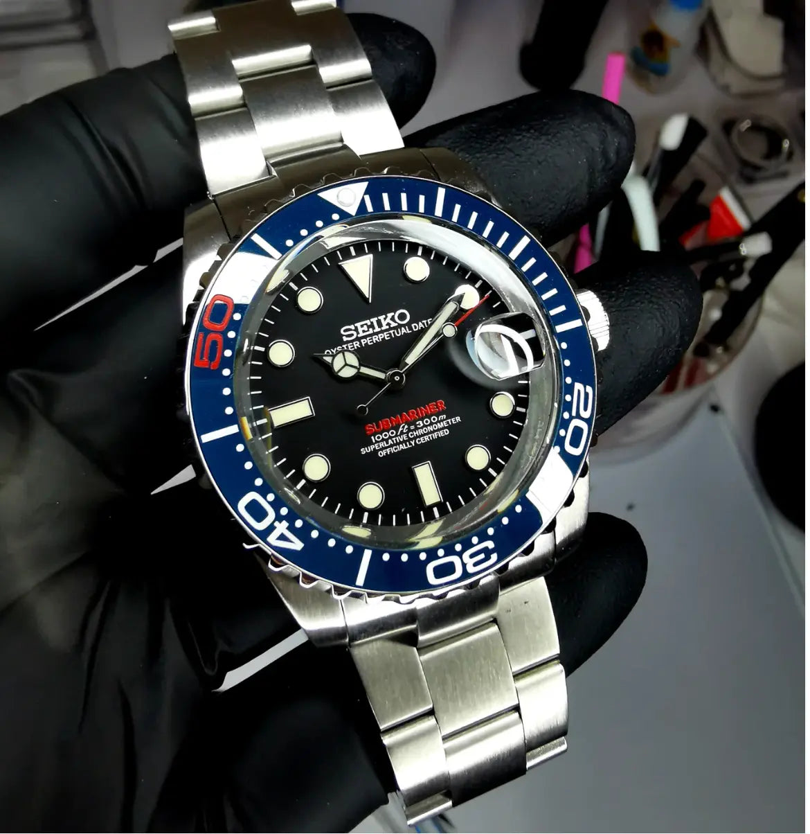 Montre Submariner modifiée, cadran bleu avec fond noir, design élégant et robuste, étanchéité 300m