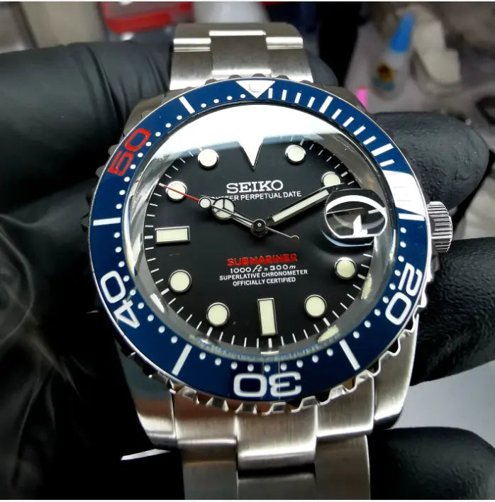 Montre Submariner modifiée, cadran bleu avec fond noir, design élégant et robuste, étanchéité 300m