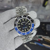 Montre Seiko modifiée GMT Master 41 Batman, lunette bicolore noire et bleue, mouvement automatique, design robuste et moderne.